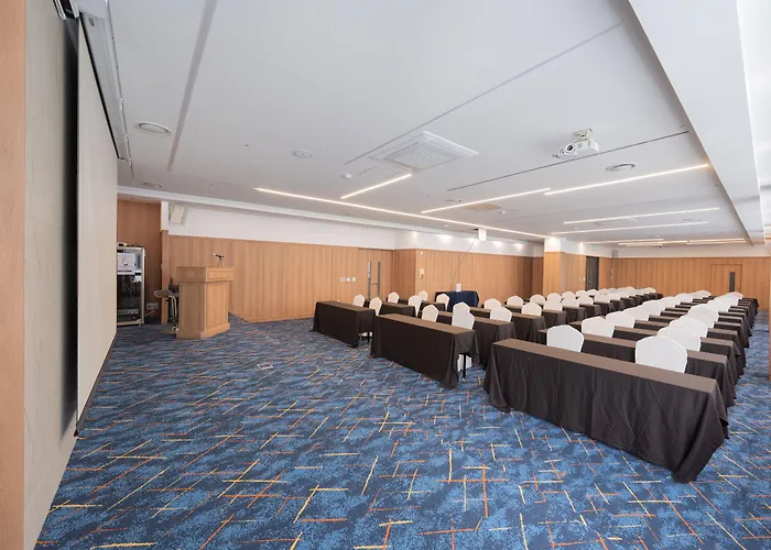 Отель Ibis Ambassador Centre 3*