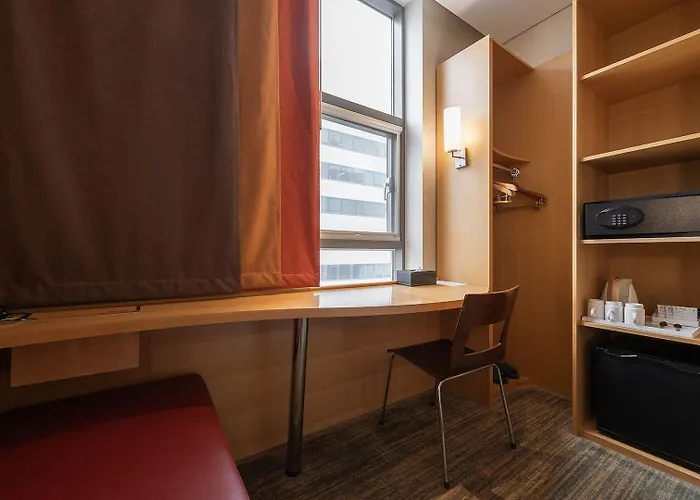 Отель Ibis Ambassador Centre 3*