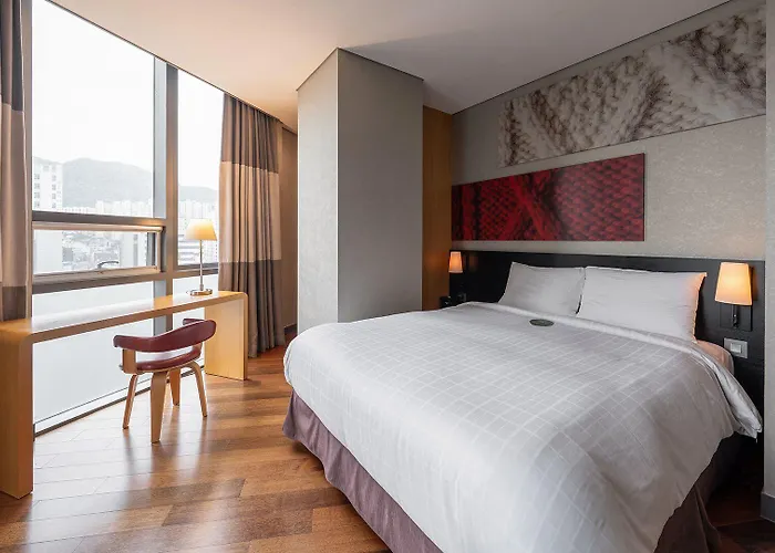 Отель Ibis Ambassador Centre 3*