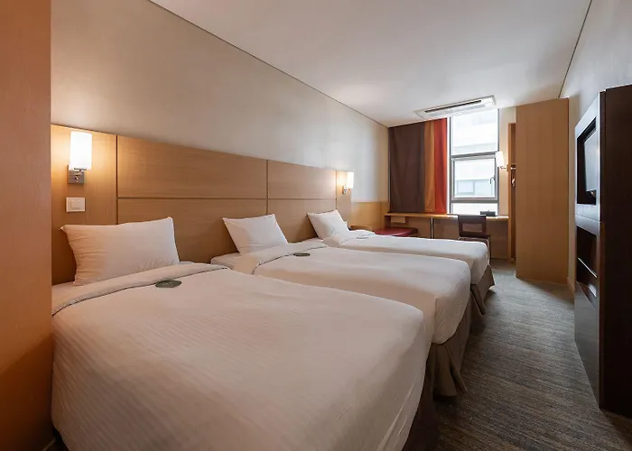 Отель Ibis Ambassador Centre 3*